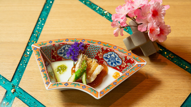 色絵の扇皿に盛り付けた季節料理